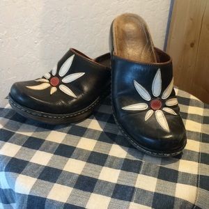 Clark’s - indigo black w/ flower clog size 6